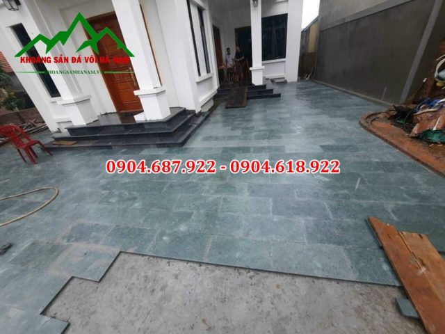 đá xanh rêu lát sân biệt thự